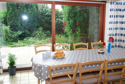Esstisch mit Blick auf die Terrasse